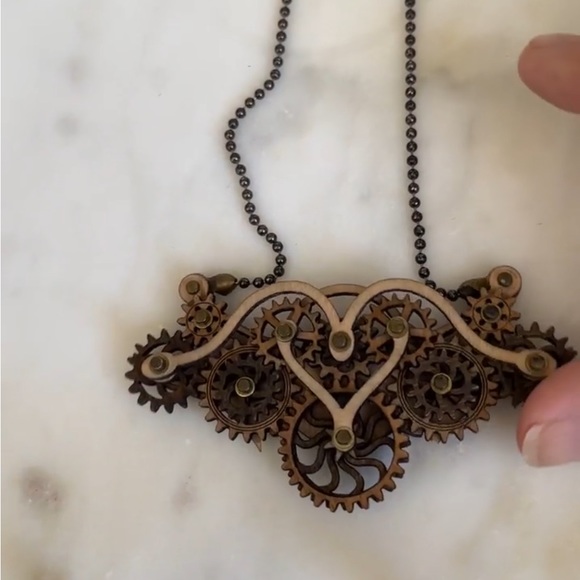 GREEN TREE Steampunk
Wooden Gear Necklace Oil
Diffuser Winged Kinetic Wood - Picture 3 of 12